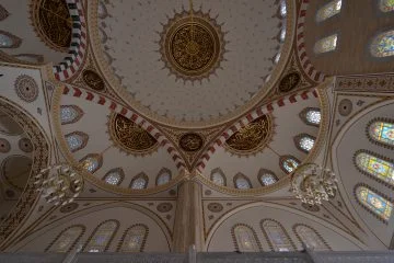 Cami kubbesi ve mukarnas mimari detayları
